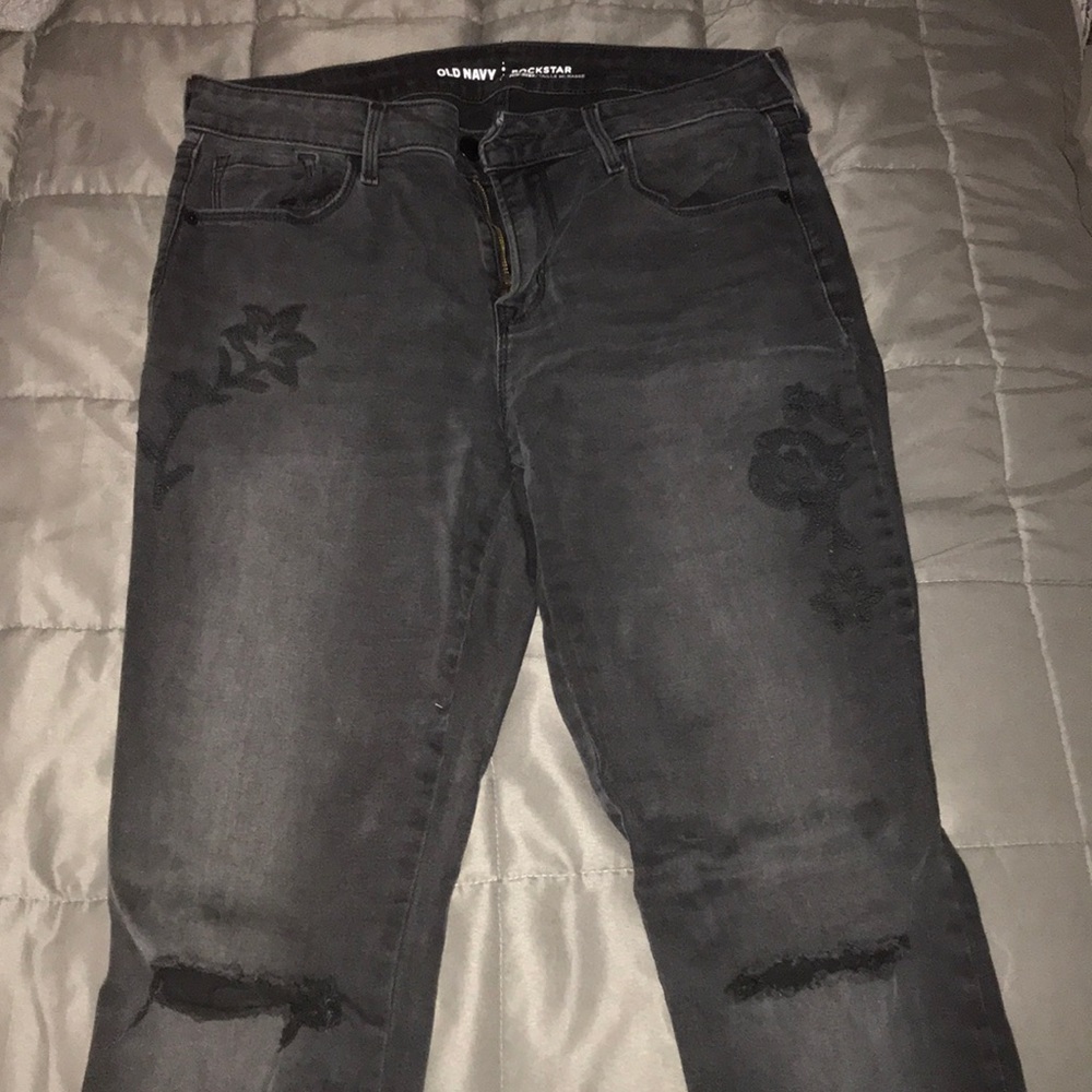 Black knee cut jeans with embroidery
